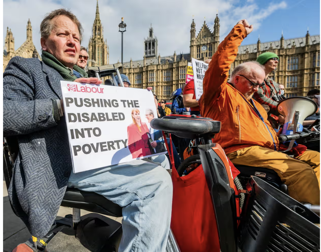 People protesting Outside Parlement