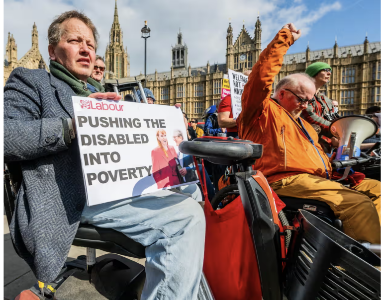 People protesting Outside Parlement